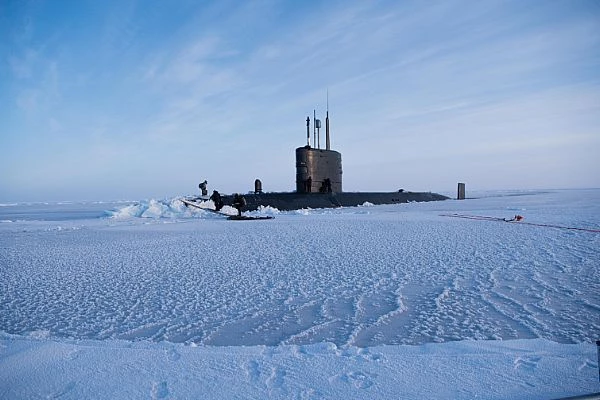 ICEX 2018: Βρετανικό υποβρύχιο πραγματοποιεί ανάδυση μέσα από τους πάγους της Αρκτικής [Βίντεο]